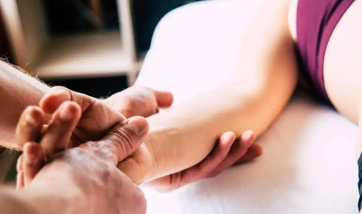 OptimumOsteo Clinique Ostéopathie Montréal et clinique santé holistique une femme recoit un traitement d'osteopathie de la part d'un osteopathe Ce que fait un ostéopathe à Montréal