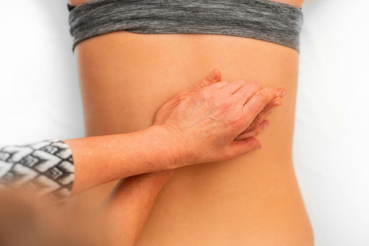 Un osteopathe fait un traitement d'osteopathie a la clinique d'osteopathie et de santé holistique OptimumOsteo Ce que fait un ostéopathe à Montréal
