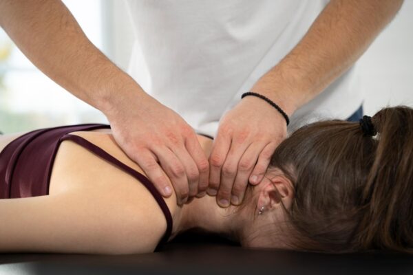 Une femme recoit un traitement d'un Ostéopathe ou chiropracteur mal de dos