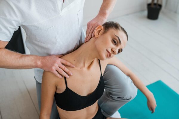 Une femme recoit un traitement d'un Ostéopathe ou chiropracteur mal de dos