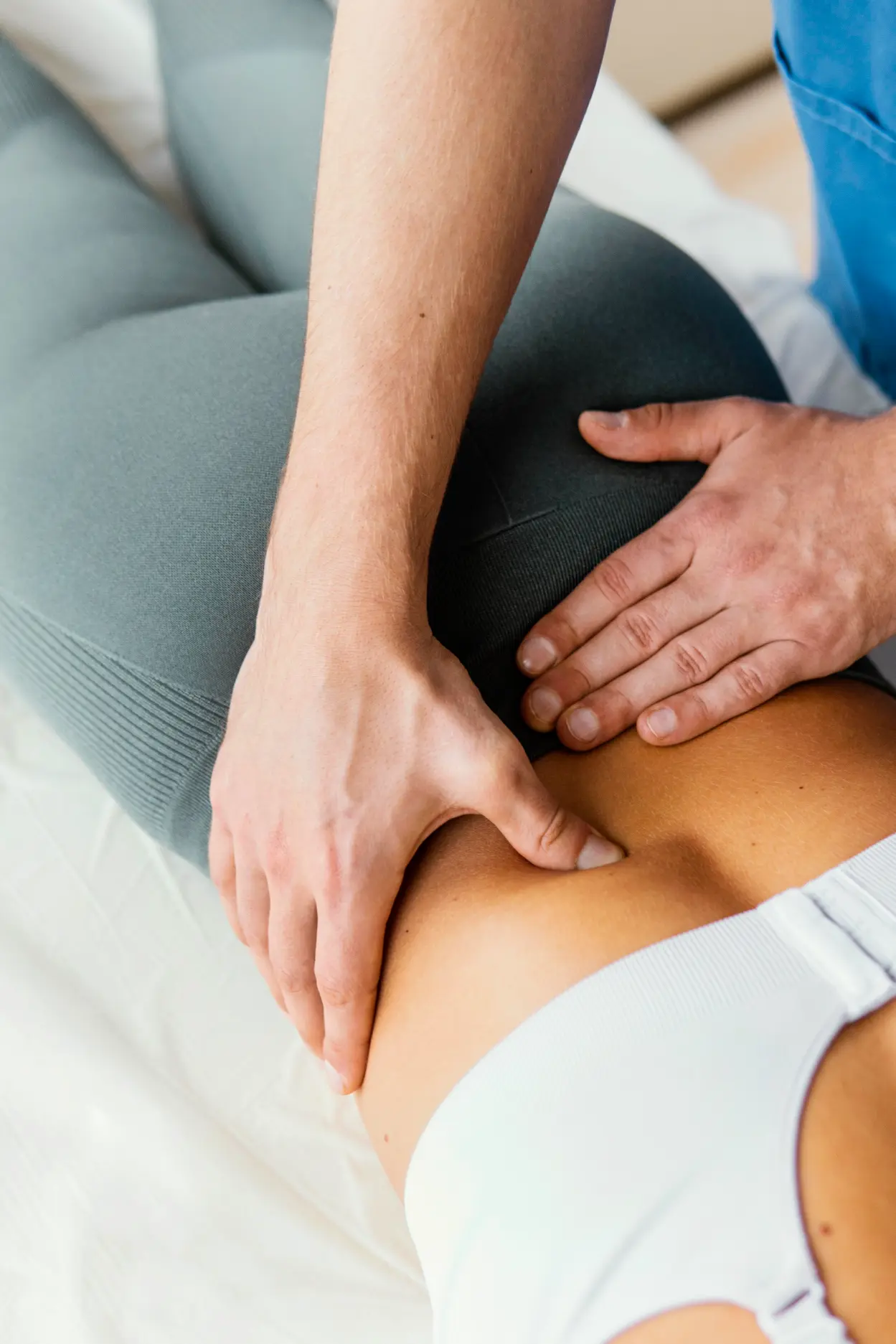une femme recoit un traitement d'un ostéopathe Rosemont osteopathe autour de moi ostéopathe pour le mal de dos