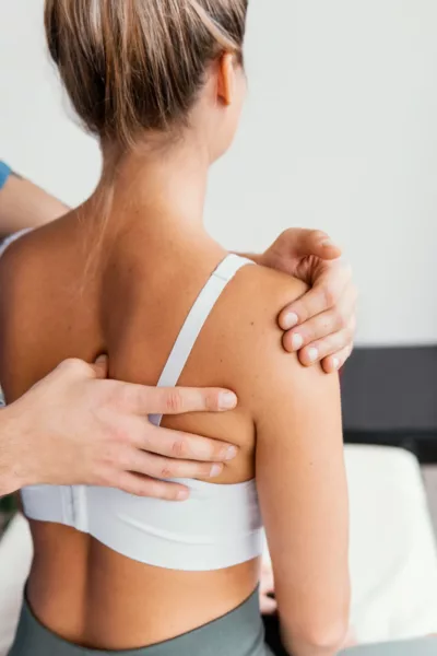 une femme recoit un traitement d'un ostéopathe Rosemont
le meilleur osteopathe montreal