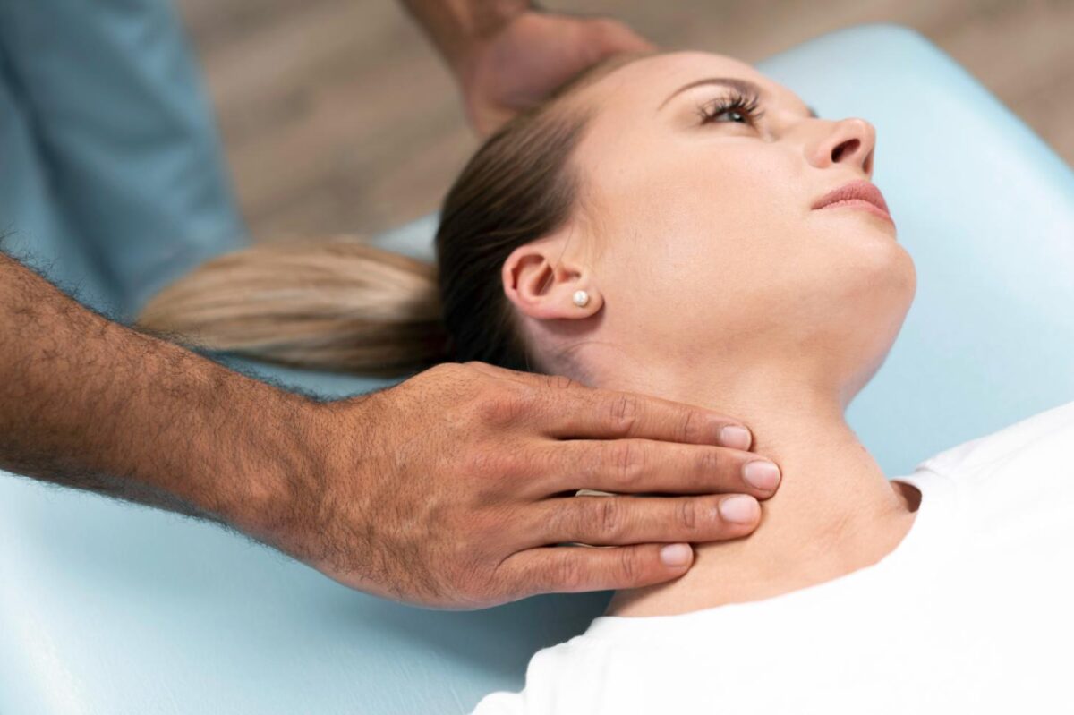 Une femme recoit un traitement d'un ostéopathe ou un chiropracticien pour son mal de dos