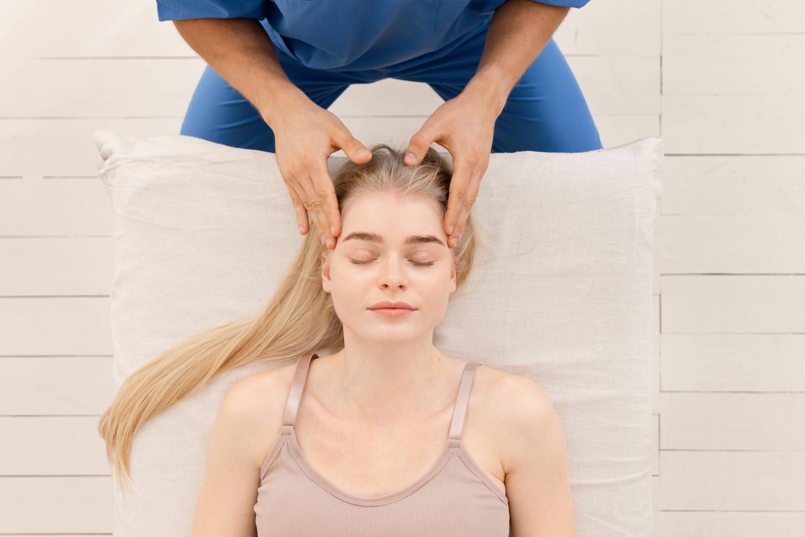 Une femme recoit un traitement d'un Ostéopathe ou chiropracteur mal de dos