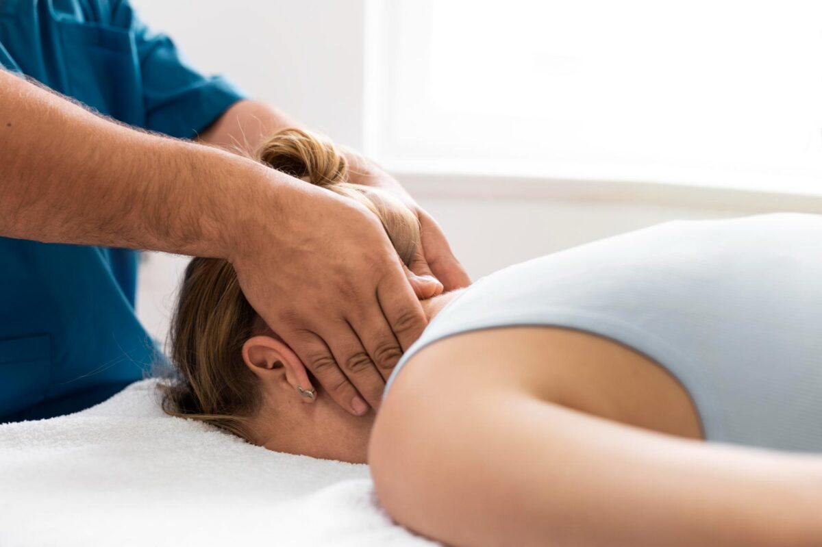 Un osteopathe fait un traitement d'osteopathie a la clinique d'osteopathie et de santé holistique OptimumOsteo pour son mal de cou ou son cou bloqué mal cou ostéopathie