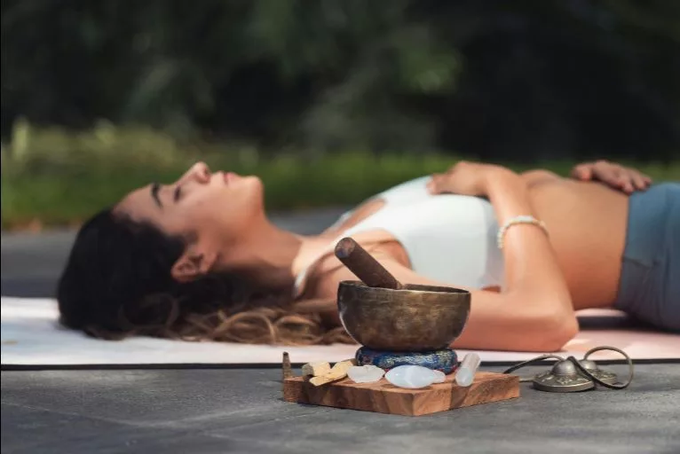 une femme couchée fait une longue pratique de breathwork c'est quoi respiration wim hof