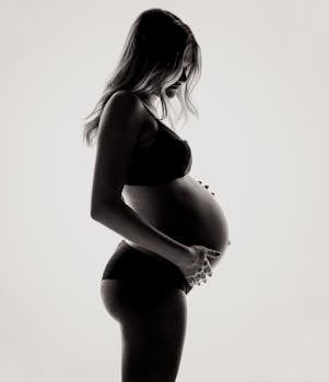 silouhette d'une femme enceinte en attendant son ostéopathe pour une séance d'ostéopathie bébé et femme enceinte