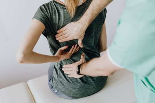 une femme a un mal de dos chronique et pourrait avoir un rdv en ostéopathie