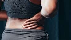 une femme a un mal de dos chronique et pourrait avoir un rdv en ostéopathie a woman has a chronic back pain what do do