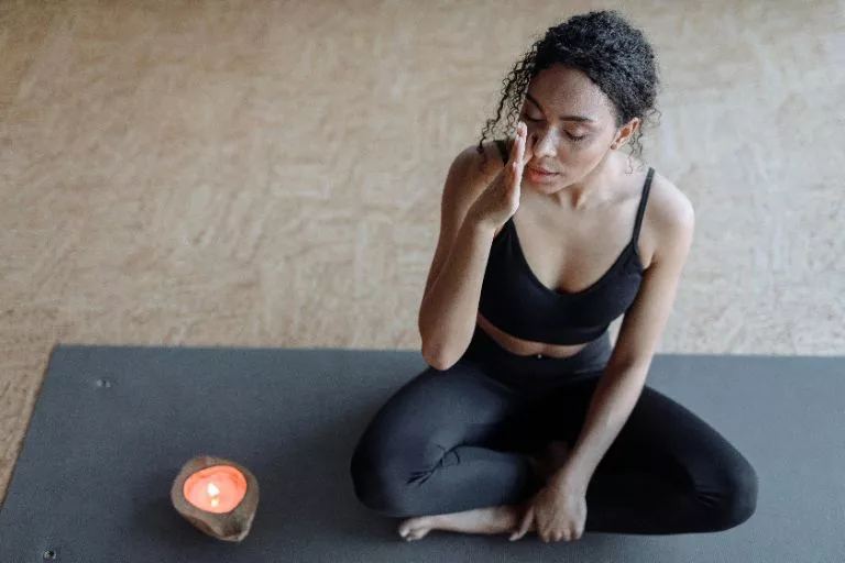 une femme pratique le breathwork techniques guide pratique breathwork coaching