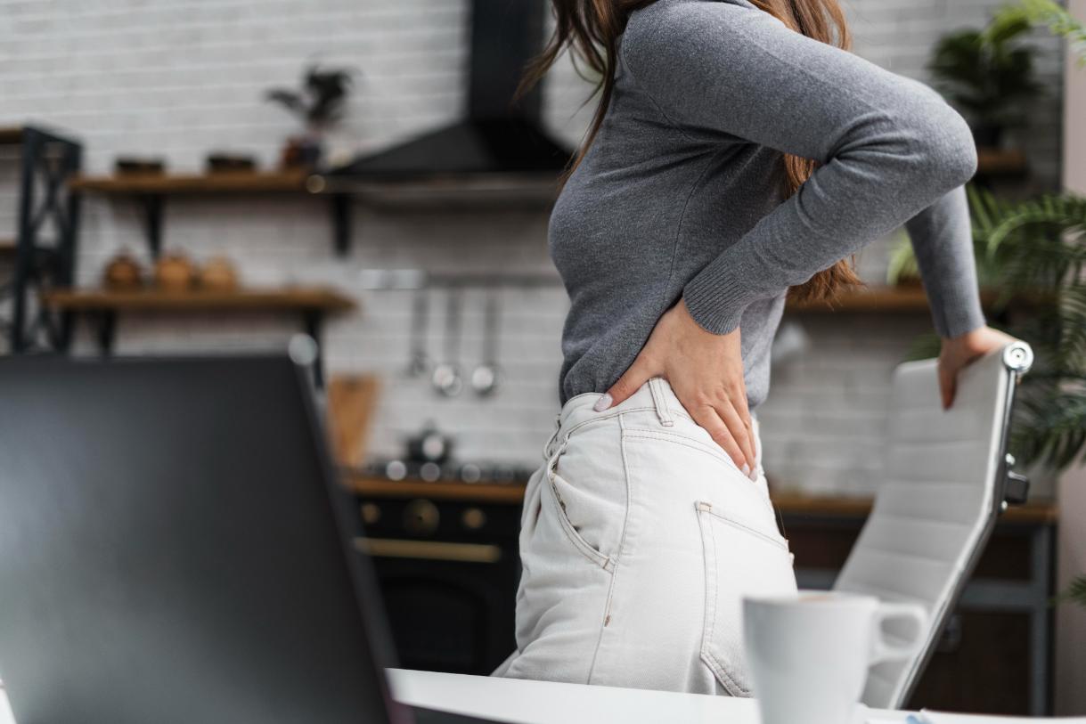 Une femme a une sciatalgie ou une atteinte au nerf sciatique avant d'aller à la clinique d'ostéopathie et cherche a soulager la sciatique naturellement osteopathe pour le mal de dos